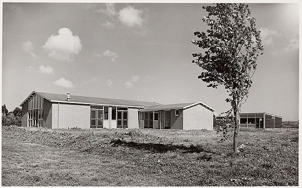 Clubgebouw  van de andere kant. Rechts is het gebouwtje van de inkoop te zien.