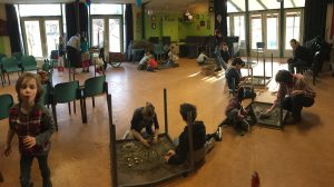 Kinderen knutselen een maquette voor een natuurspeeltuin op Amstelglorie