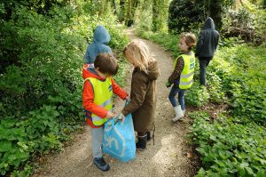 Kinderen aan het wildplukken op Amstelglorie