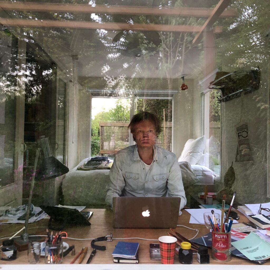 Rogier Cornelissen aan het werk achter het raam in de Wolkerstuin op Amstelglorie