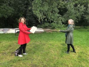 wethouder Marieke van Doorninck neemt boek Volkstuinverhalen in ontvangst op Amstelglorie