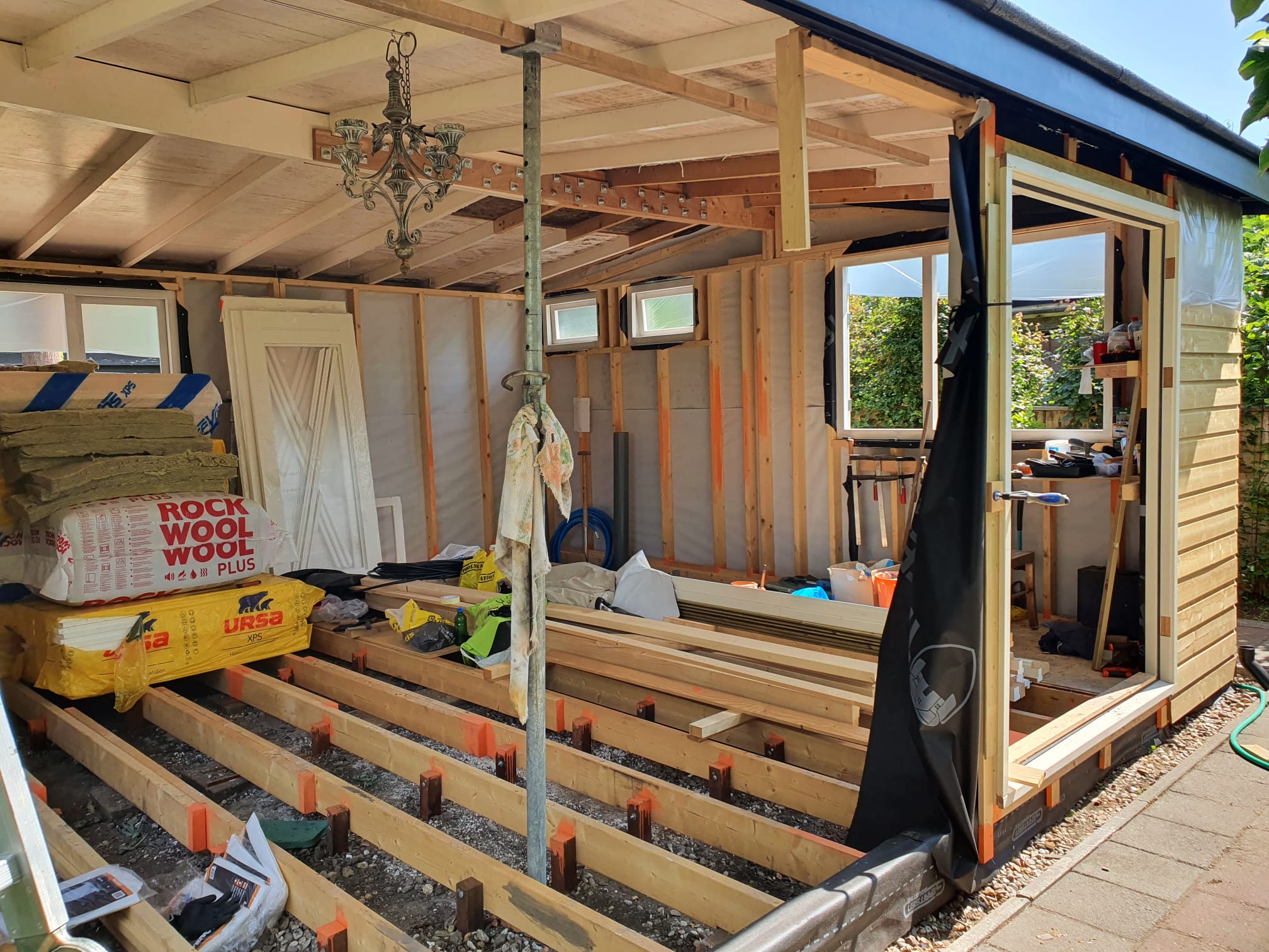 tuin-Niek-isoleren Isoleren kun je leren, tuinhuis Niek, in aanbouw