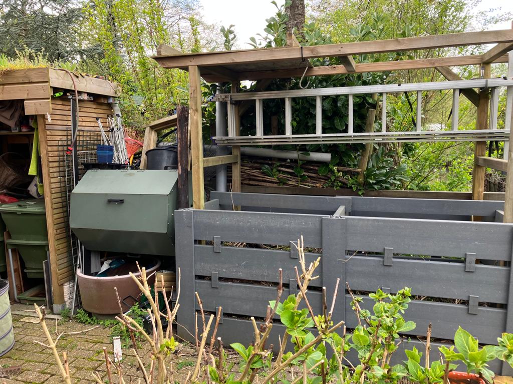 Tuinhuis-Daan-en-Klaas-compostbakken Amstelglorie: voorzitter Erik Teusink met tuinder Wim Hemker