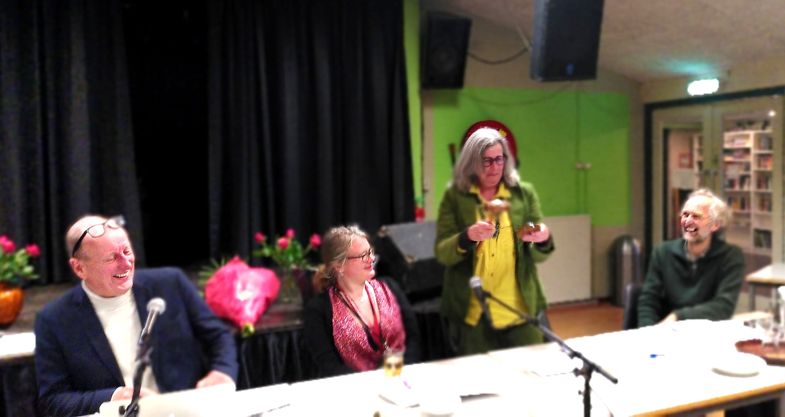 Overdracht hamer Nieuwe voorzitter Amstelglorie met de hamer in handen