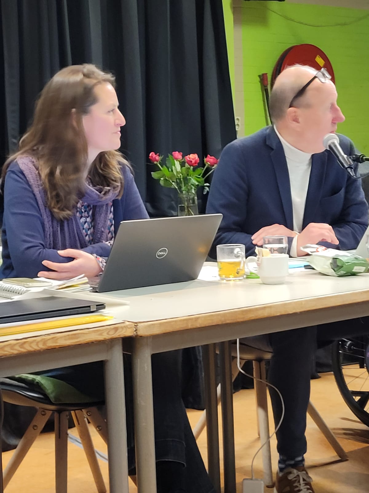 Fleur & Erik achter bestuurstafel Tijdens de ALV in 2023