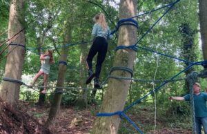 Kinderen bij de klimplek in het stronkenbos op Amstelglorie