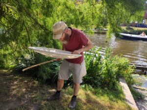 Spinnenliefhebber Steven Ijland bestudeert een spin