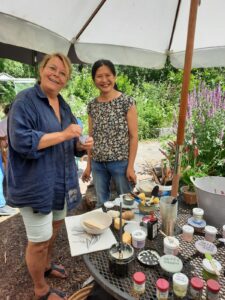 Workshop decoreren-glazuren: docent Frederique (links) met een deelnemer