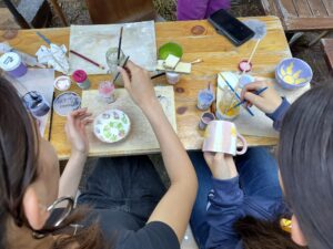 Workshop decoreren-glazuren: deelnemers aan de slag